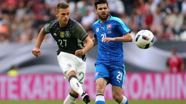 
                <strong>Kimmichs Weg an die Spitze</strong><br>
                Nach einer starken Saison in München lässt das Debüt in der Nationalmannschaft nicht lange auf sich warten. Beim Vorbereitungsspiel gegen die Slowakei Ende Mai steht er erstmals für die deutsche A-Nationalmannschaft auf dem Platz. 
              