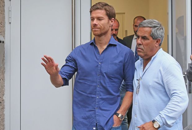 
                <strong>Xabi Alonso</strong><br>
                Kurz vor Transferschluss verlässt der Spanier sein Heimatland in Richtung München. Alonso erhält bei den Bayern ein Zweijahresvertrag und kassiert 7,5 Millionen Euro pro Jahr. Die Ablösesumme soll bei rund 8 Millionen Euro liegen. ran.de zeigt die Last-Minute-Deals der Bayern.
              