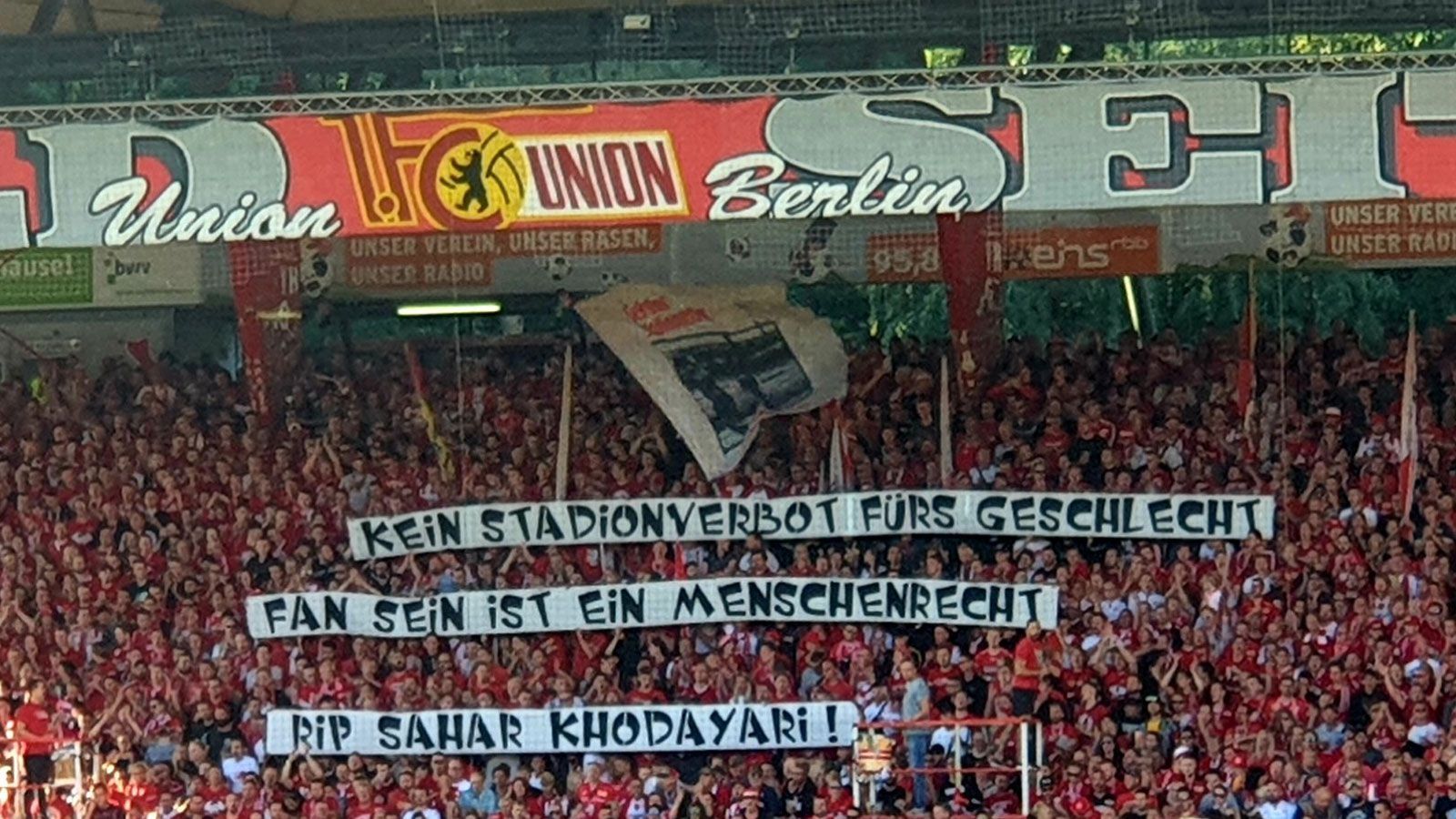 
                <strong>Fans von Union Berlin</strong><br>
                "Kein Stadionverbot fürs Geschlecht - Fan sein ist ein Menschenrecht." Die Union-Fans zeigten sich in der "Alten Försterei" solidarisch mit der Iranerin Sahar Khodayari, die sich aus Protest gegen das Verbot von Frauen als Zuschauerinnen beim Männerfußball selbst in Brand gesetzt hatte.
              