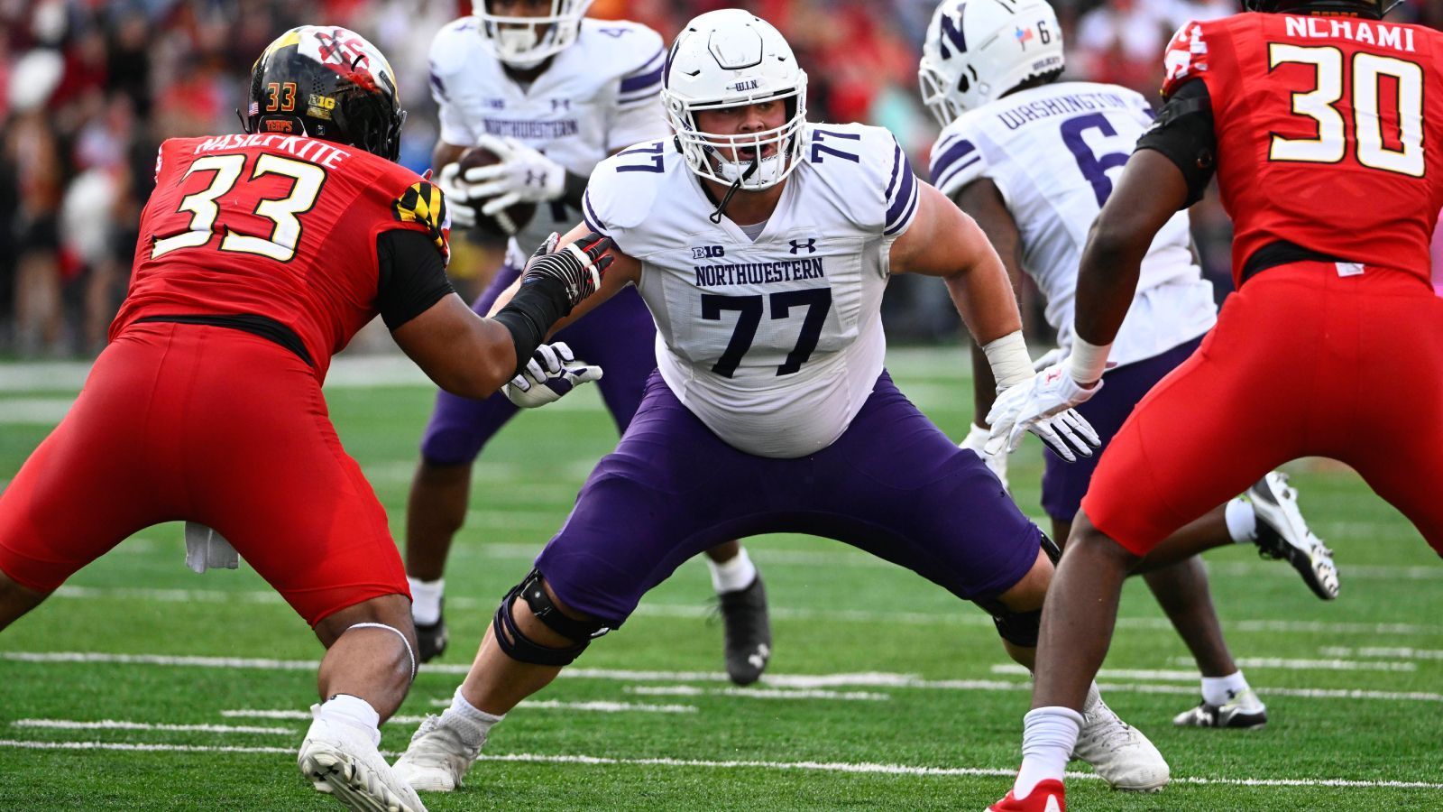 
                <strong>7. Pick: Las Vegas Raiders - OT Peter Skoronski (Northwestern)</strong><br>
                Jimmy Garoppolo hat in seiner Karriere am besten funktioniert, wenn er hinter einer schlagkräftigen Offensive Line stand. Deshalb nehmen die Las Vegas Raiders im Draft den besten Offensive Lineman in Peter Skoronski. Der O-Liner ist flexibel als Tackle oder Guard einsetzbar und ist ein Starter für den ersten Spieltag.
              