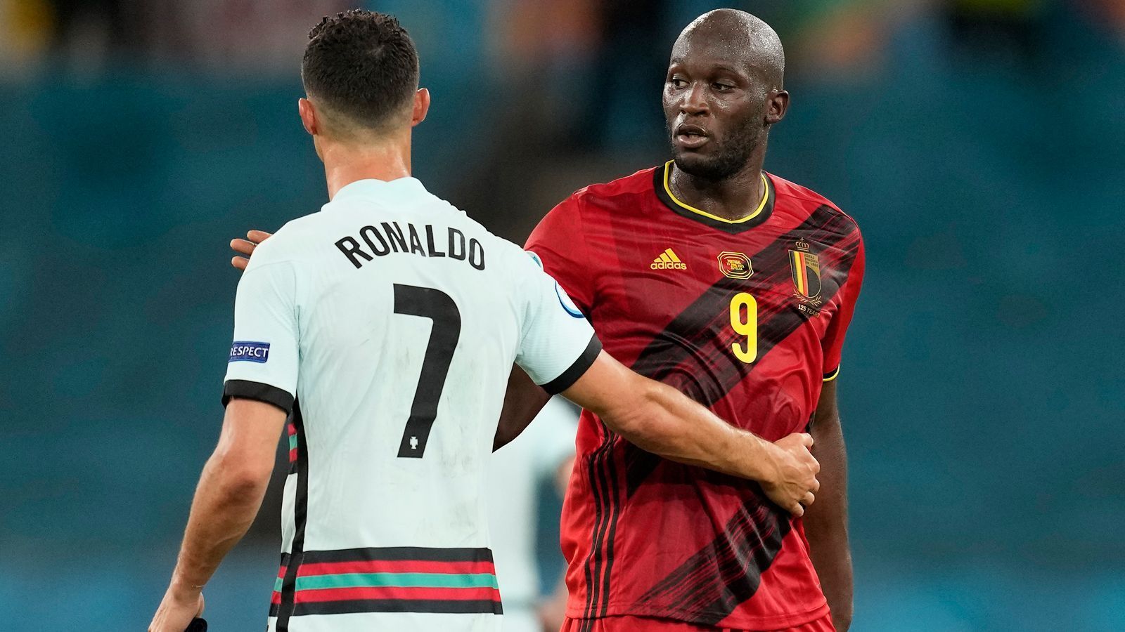 
                <strong>Fazit</strong><br>
                Vor dem Spiel war mit aufregenden Kombinationen, schnellen Angriffen und wirbelnden Offensivstars gerechnet worden. Doch es kam anders, die Abwehrreihen dominieren. Weder Lukaku, noch De Bruyne oder auf der anderen Seite Ronaldo oder Diogo Jota oder die anderen Stars der Portugiesen können entscheidende Akzente setzen. Belgien zieht dank einer starken Defensivleistung ins Viertelfinale der Europameisterschaft ein.
              