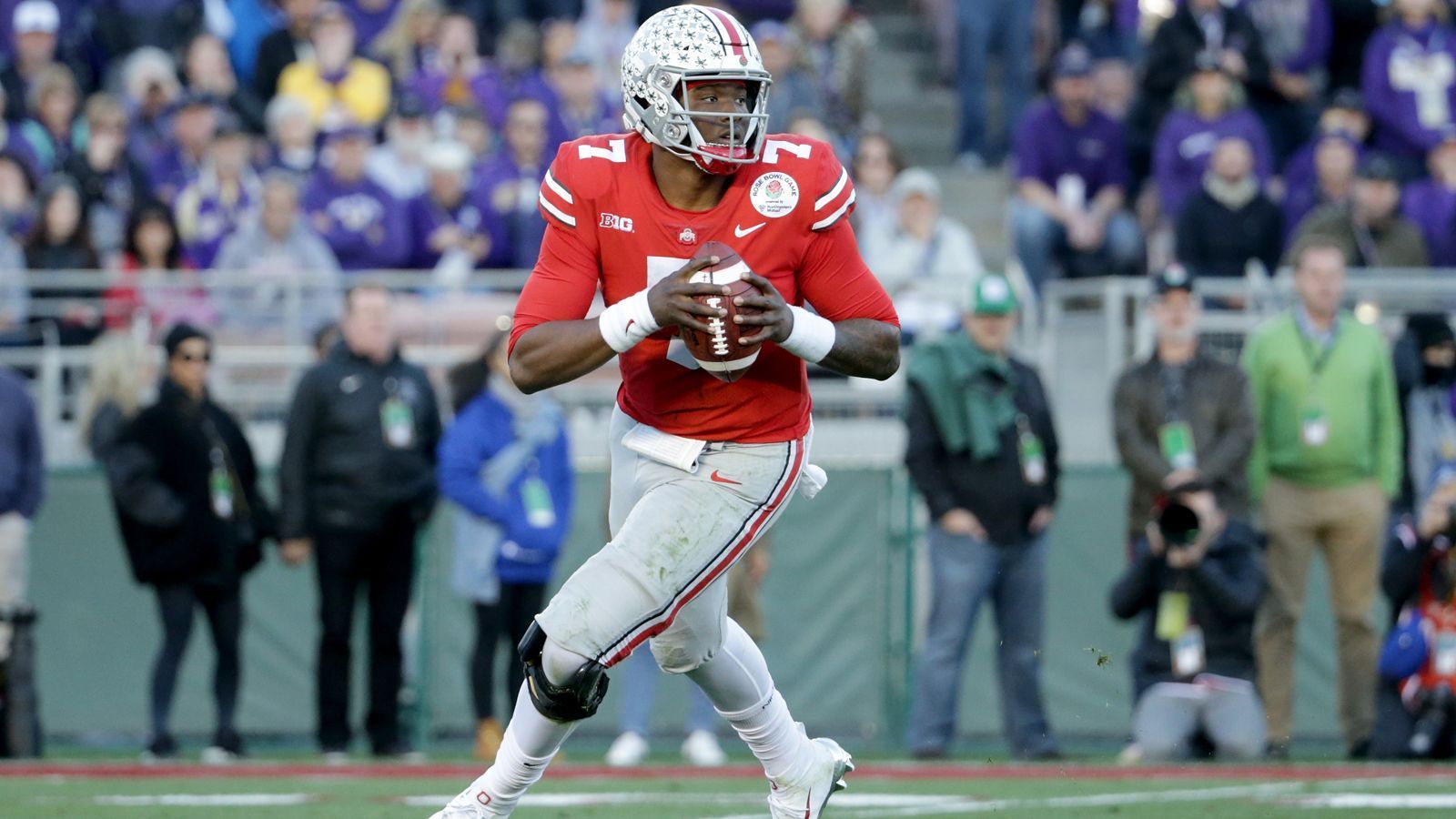 
                <strong>Dwayne Haskins (College: Ohio State)</strong><br>
                Abgesehen von Trades und Free-Agent-Signings könnten sich die Redskins auch auf dem Rookie-Markt nach einem neuen Quarterback umsehen. Beim kommenden Draft dürfen sie an 15. Stelle picken - für Dwayne Haskins womöglich zu spät. Der 21-Jährige gilt als erste QB-Option im Draft und wird laut einiger Experten-Meinungen noch unter den ersten zehn Spielern ausgewählt werden. Besonders die New York Giants, die an Position sechs an der Reihe sind, gelten als Interessent. Sollten die Redskins ernsthaftes Interesse haben, werden sie sich in der Draft-Reihenfolge womöglich hoch traden müssen. 
              