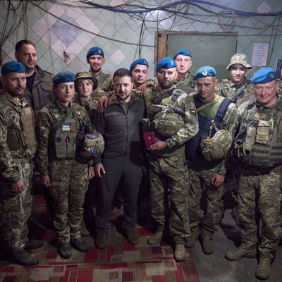 Präsident Selenskyj mit ukrainischen Soldatinnen und Soldaten