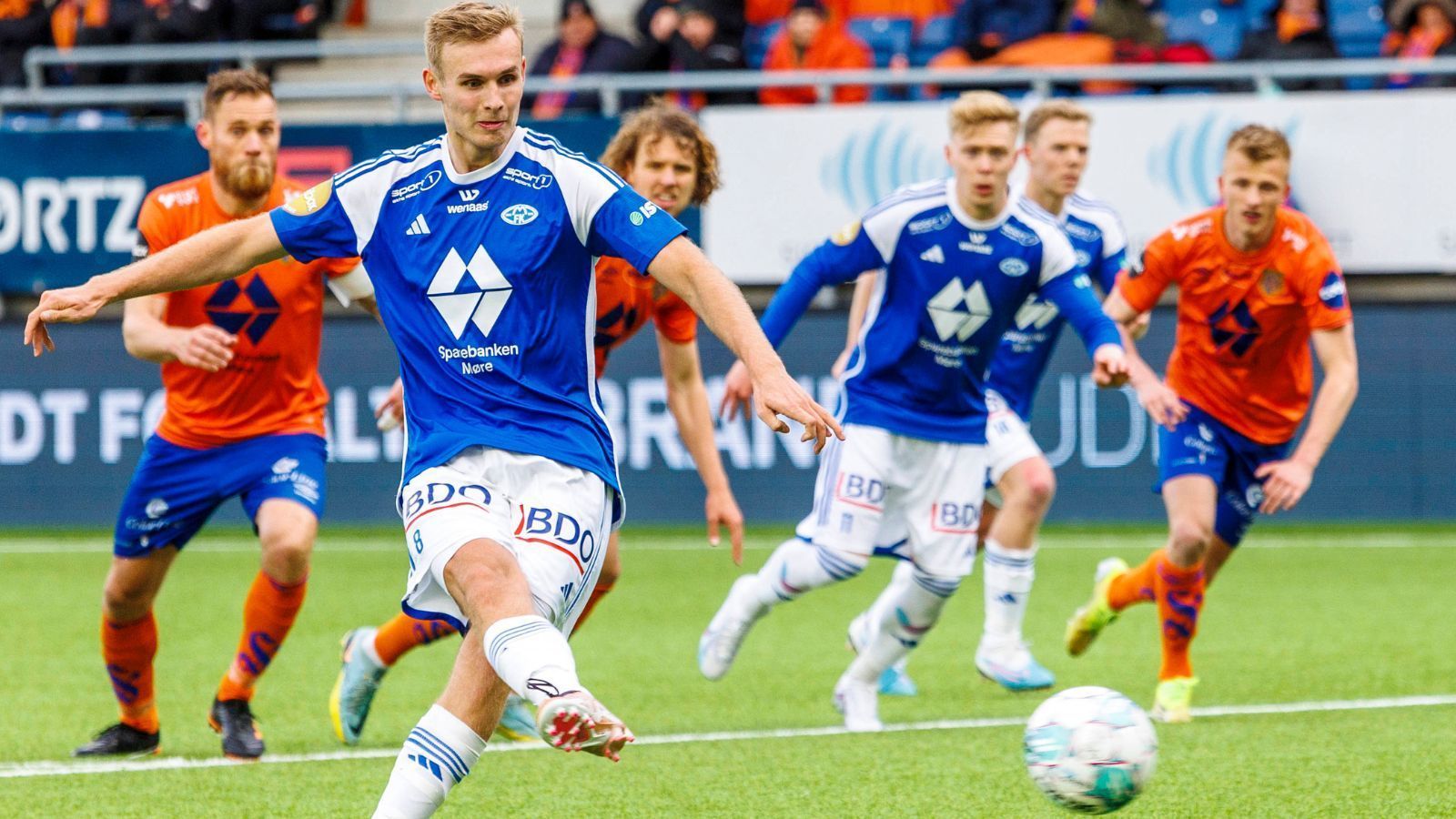 
                <strong>Norwegen: Sivert Mannsverk (Molde FK)</strong><br>
                &#x2022; Zentrales Mittelfeld<br>&#x2022; 21 Jahre alt (2002)<br>&#x2022; Vier Länderspiele für Norwegens U21-Nationalmannschaft<br>&#x2022; Marktwert: 4,5 Millionen Euro<br>
              