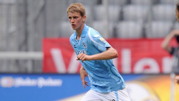 
                <strong>Mittelfeld: Lars Bender</strong><br>
                Wechsel: 2009/10 für 2,5 Millionen Euro Ablöse zu Bayer LeverkusenAktueller Verein: Bayer Leverkusen
              