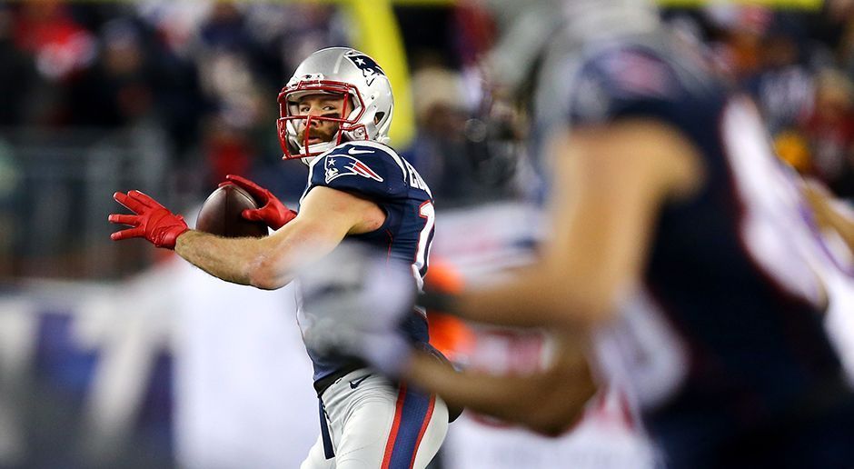 
                <strong>Kreativität des Trainerteams</strong><br>
                Julian Edelman ist plötzlich in der Quarterback-Rolle, Tom Brady fängt einen Ball und Offensive-Linemen sowie Defensivspieler erzielen Touchdowns - das Trainerteam der New England Patriots ist eines der kreativsten der gesamten NFL. So kam Linebacker Mike Vrabel in seiner Patriots-Zeit auf acht Touchdowns - bei nur acht Catches über satte elf Yards. Noch ein Beispiel? Im Divisional-Round-Spiel 2015 gegen die Baltimore Ravens zeigten die Pats eine Formation, die noch nie ein Team zuvor in der NFL benutzt hatte. Weiteres gefällig? Auch der finale Touchdown von Julian Edelman im Super Bowl 2015 war kein Zufall. Das Team trainierte den Spielzug am Abend zuvor, im Hinterraum ihres Hotels.
              