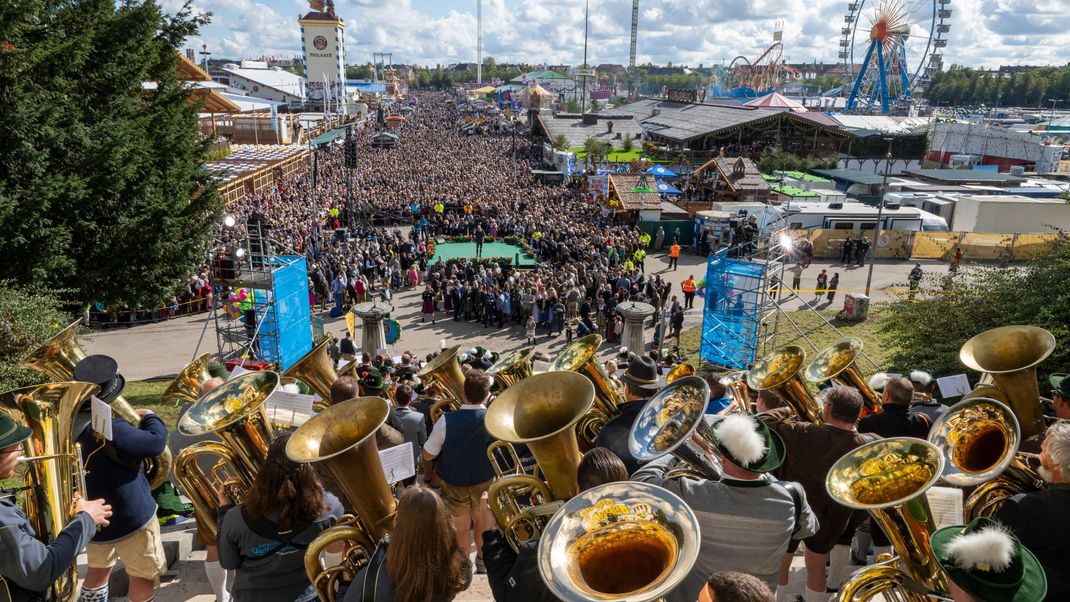 Tausende Zuschauer verfolgen unter der Bavaria das Platzkonzert der Wiesnwirte. 