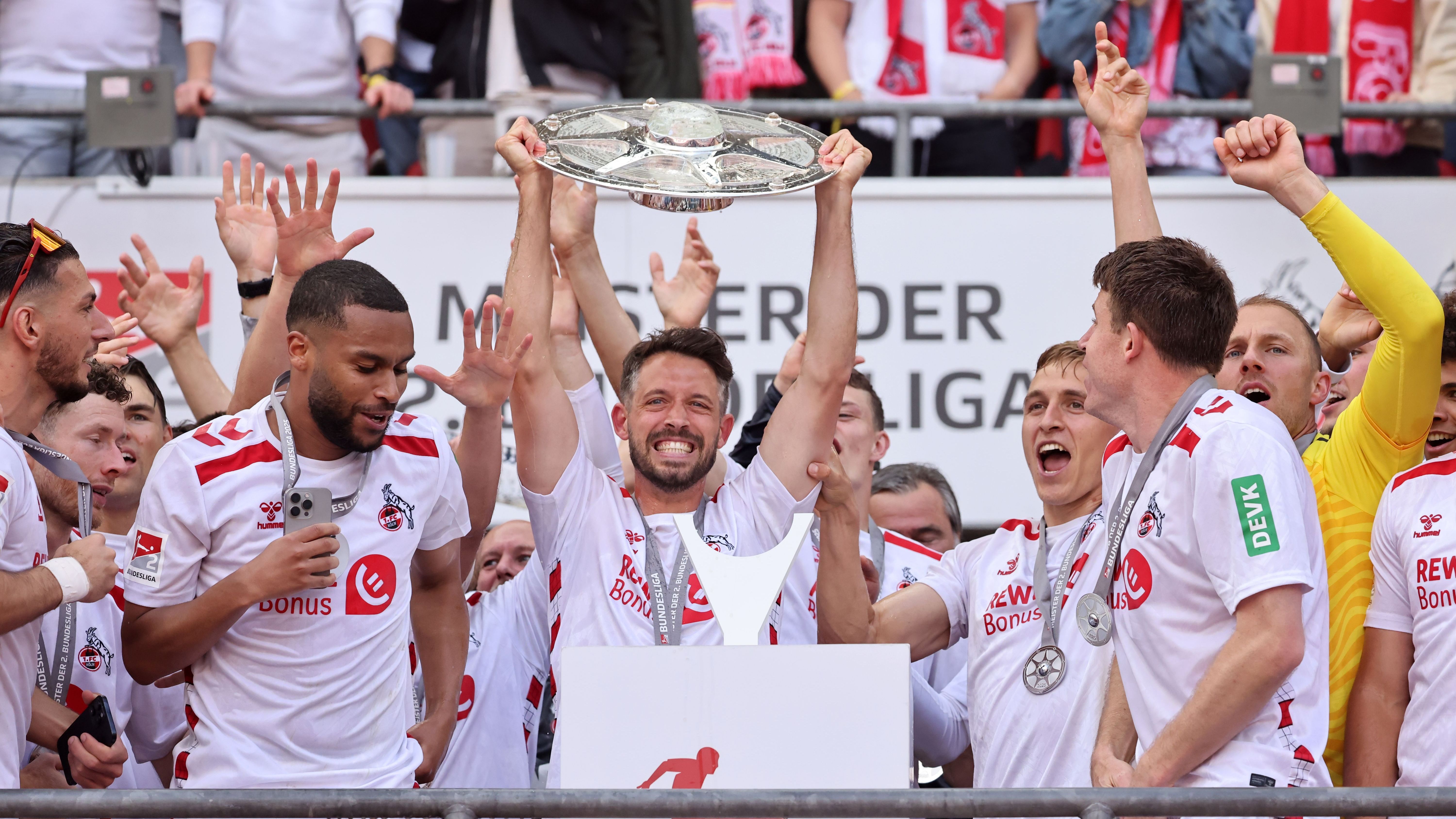 <strong>Traumhafter Abschied für Uth</strong><br>Erst kürzlich gab Mark Uth (Mi.) bekannt, seine aktive Laufbahn nach der Saison 2024/25 zu beenden. Nun verabschiedete sich der Stürmer in Köln mit dem Wiederaufstieg, dem Meistertitel und einem Tor zum 4:0-Endstand gegen den FCK. Zudem bestätigte Köln am Sonntag auch die Vertragsverlängerung von Linton Maina (li.).