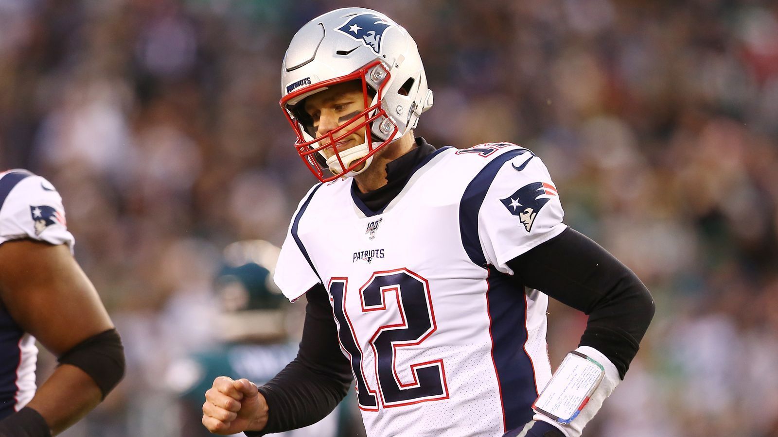 
                <strong>Tom Brady (New England Patriots)</strong><br>
                Seit Wochen kursieren Gerüchte über die Zukunft von Tom Brady. Wird er nächstes Jahr für die New England Patriots auflaufen? Oder doch für ein anderes Team? Sicher scheint zumindest, dass Brady kommende Saison in der NFL spielen wird - und sich das auch gut bezahlen lässt. Experten zufolge könnte der 42-Jährige bis zu 30 Millionen Dollar für die kommende Spielzeit abstauben
              