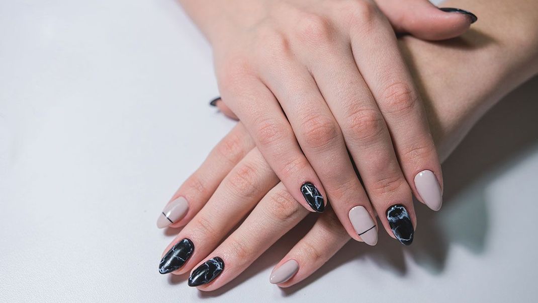 Marmor Nägel klassisch in black and white sind der stylische Hingucker. Mit unserer Schritt-für-Schritt Anleitung kreiert Ihr euch den Marble Nail Look im ganz einfach im Handumdrehen direkt Zuhause. 