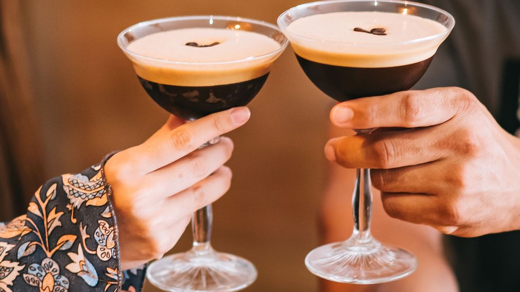 Ein After-Dinner-Drink mit einem irreführenden Namen: Da der Espresso Martini weder Gin noch Wermut enthält, ist er eigentlich gar kein Martini.