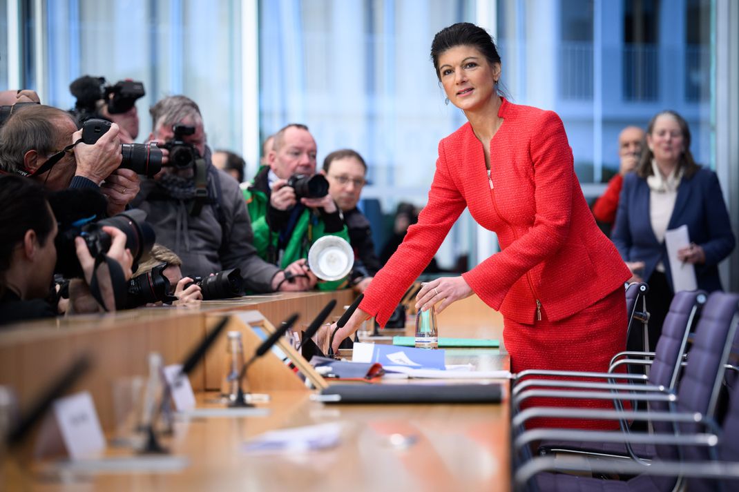 Sahra Wagenknecht kommt zur Vorstellung der Partei namens Bündnis Sahra Wagenknecht in der Bundespressekonferenz.