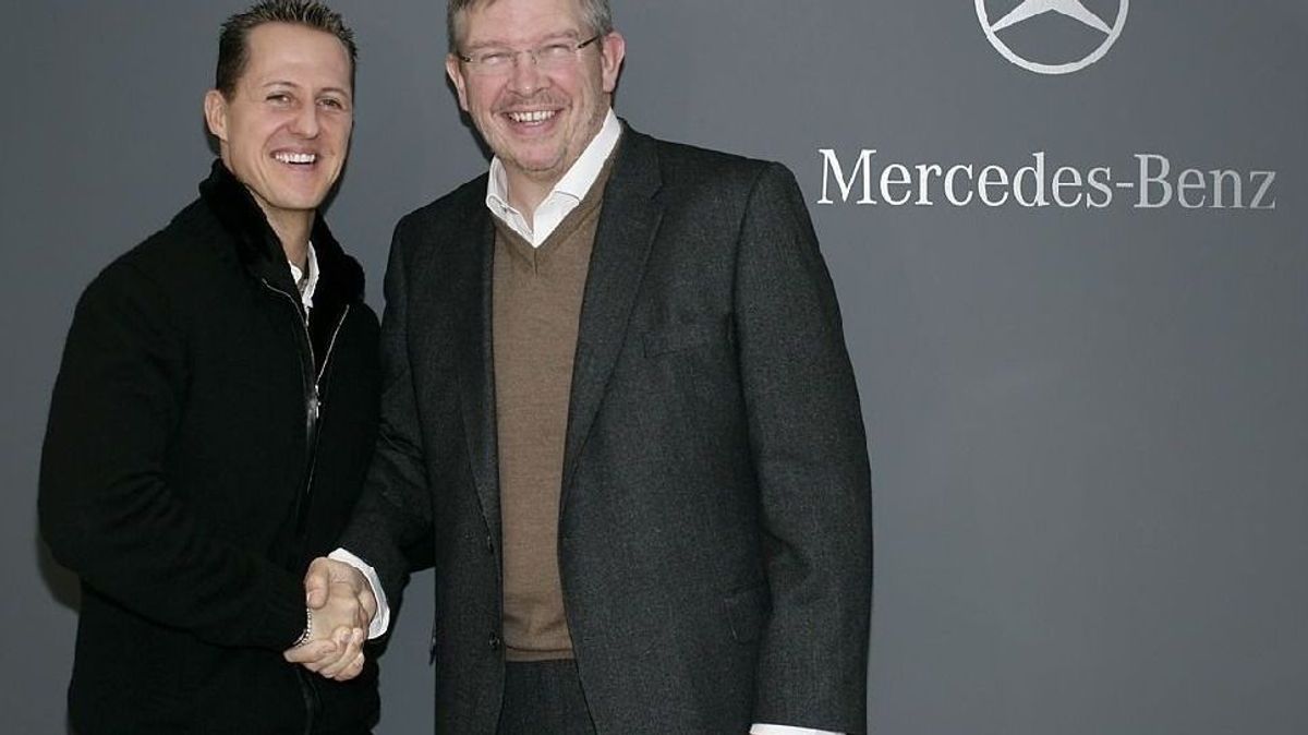 Michael Schumacher am 23. Dezember 2009 mit Mercedes-Teamchef Ross Brawn