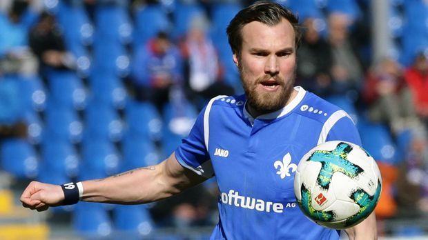 
                <strong>Rechtsverteidiger - Kevin Großkreutz (Weltmeisterlicher BVB-Anhänger)</strong><br>
                Einmal für seinen Heimatklub aufzulaufen, dieser Wunsch ging für den gebürtigen Dortmunder Kevin Großkreutz schon vor langer Zeit in Erfüllung. Der 29-Jährige arbeitete sich beim BVB vom Talent zum Weltmeister hoch, war sozusagen Dortmunds Vorzeige-Fan mit Startelf-Genehmigung. Noch heute, Jahre nach seinem Abgang aus Dortmund, identifiziert sich der Außenverteidiger öffentlich und regelmäßig mit dem BVB. Durch seine ehrliche, geradlinige Art, wurden dem aktuellen Darmstädter Großkreutz auch einige Verfehlungen außerhalb des Platzes verziehen - gerade, weil er auf dem Platz eben für eine ehrliche, geradlinige Spielweise steht, die jedem Team gut tut.
              