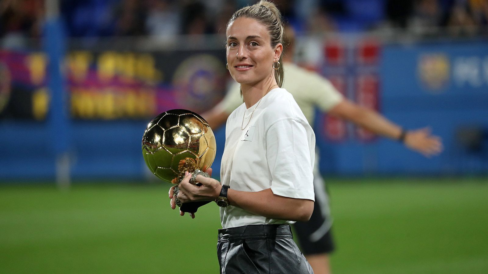 
                <strong>Kategorie Weltfußballerin: Alexia Putellas</strong><br>
                Alexia Putellas wurde als Weltfußballerin ausgezeichnet. Die 29-Jährige Spielerin des FC Barcelona gewann die Auszeichnung zum zweiten Mal in Folge. 
              