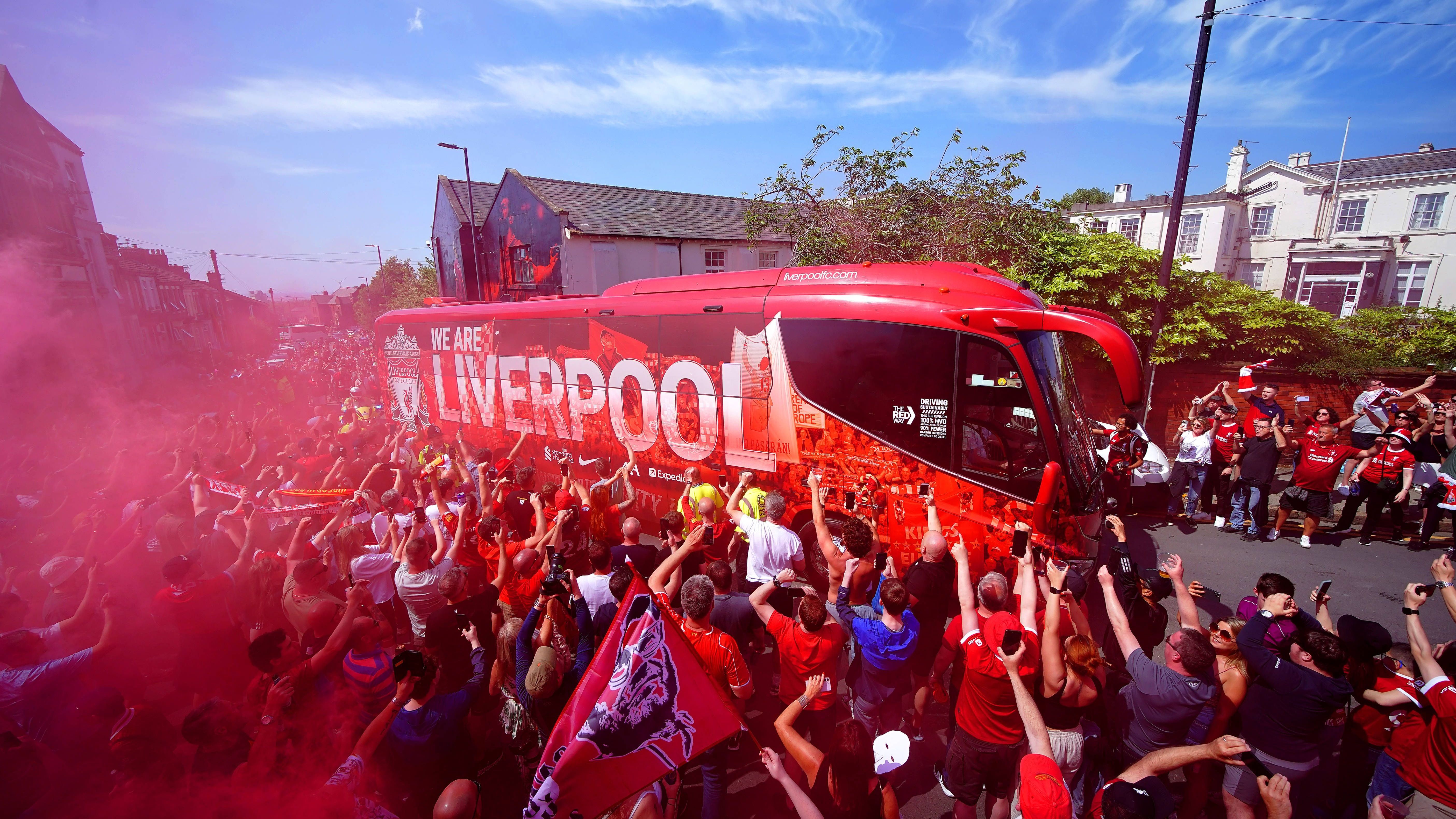 <strong>Tausende Fans begleiten den Liverpool-Teambus</strong><br>Schon auf dem Weg zum Stadion wurde der Liverpool-Mannschaftsbus von Tausenden Anhängern der Reds begleitet.&nbsp;