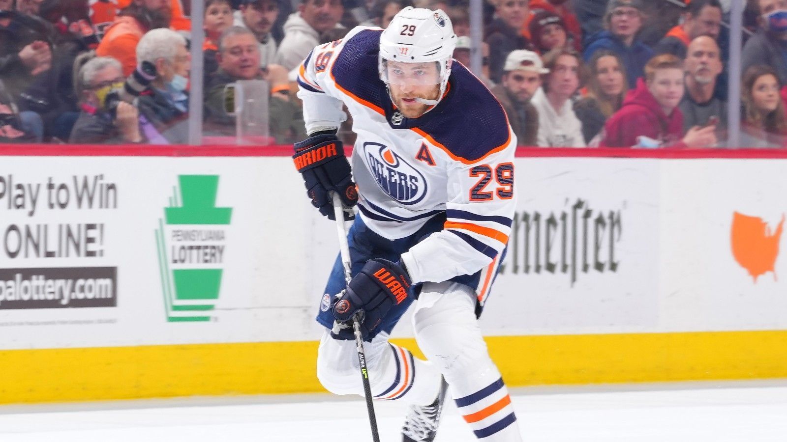 <strong>Die Rekorde und Meilensteine von Leon Draisaitl</strong><br>
                Und noch ein Playoff-Rekord in der Spielzeit 2021/22 folgte. Im ersten Spiel der Conference-Final-Serie gegen die Colorado Avalanche verlor Draisaitl mit den Oilers zwar 6:8, setzte aber bereits die nächste Bestmarke. Dank seiner zwei Assists ist er der erste NHL-Profi, dem in sechs Playoff-Spielen in Folge Mehrfach-Vorlagen gelangen.