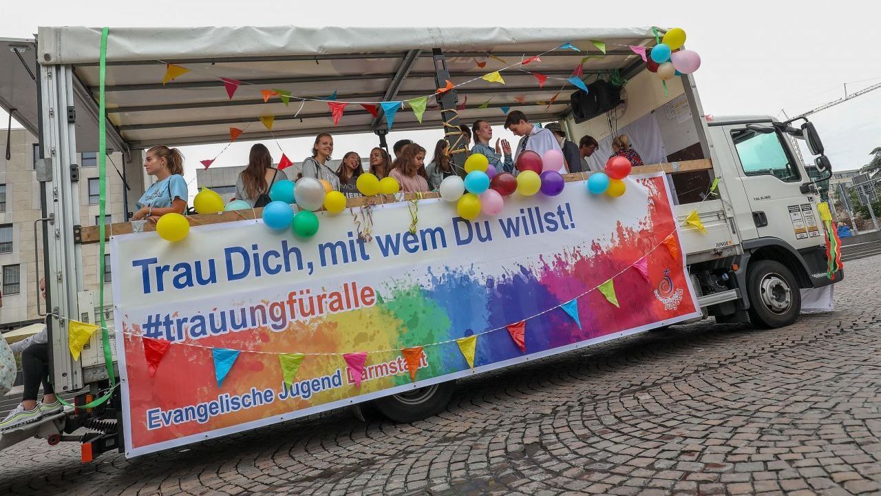 Trau dich, mit wem du willst - mit dem Plakat reiste die Evangelische Jugend 2018 zum CSD in Darmstadt.