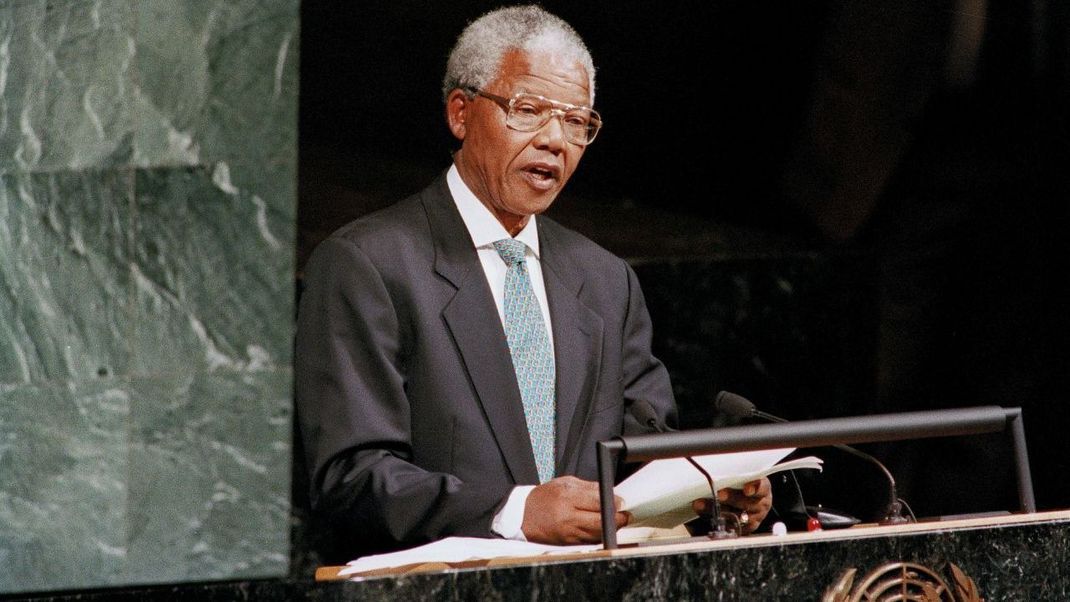 Mit seinem lebenslangen Einsatz gegen die Apartheid war Nelson Mandela der wichtigste Wegbereiter für das Ende der Rassen-Trennung in Südafrika. Nach 27 Jahren in politischer Gefangenschaft erhielt Mandela 1993 den Friedensnobelpreis und wurde 1994 zum ersten schwarzen Präsidenten Südafrikas gewählt. Im Jahr 2013 verstarb er im Alter von 95 Jahren.