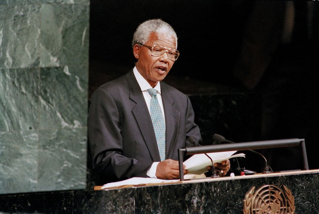 Mit seinem lebenslangen Einsatz gegen die Apartheid war Nelson Mandela der wichtigste Wegbereiter für das Ende der Rassen-Trennung in Südafrika. Nach 27 Jahren in politischer Gefangenschaft erhielt Mandela 1993 den Friedensnobelpreis und wurde 1994 zum ersten schwarzen Präsidenten Südafrikas gewählt. Im Jahr 2013 verstarb er im Alter von 95 Jahren.