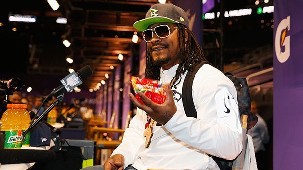 
                <strong>Marshawn Lynch Skittles</strong><br>
                Marshawn Lynchs Lieblingsnahrung: Skittles. Nach zahlreichen Touchdowns feierte er seinen Erfolg mit einer bunten Skittles-Tüte. Für den Süßwaren-Hersteller warb Lynch sogar in mehreren Werbespots.
              