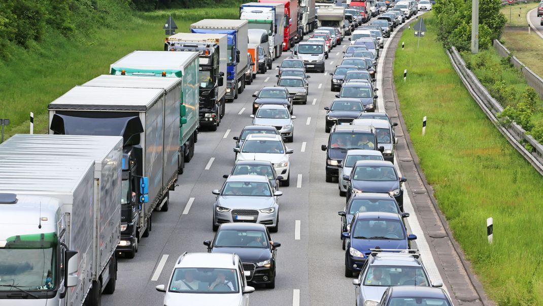 Zu kilometerlangen Staus ist es auf der A2 nahe einer Baustelle im Landkreis Börde (Sachsen-Anhalt) gekommen. Dort wurde eine tote Person auf dem Standstreifen gefunden (Symbolbild).