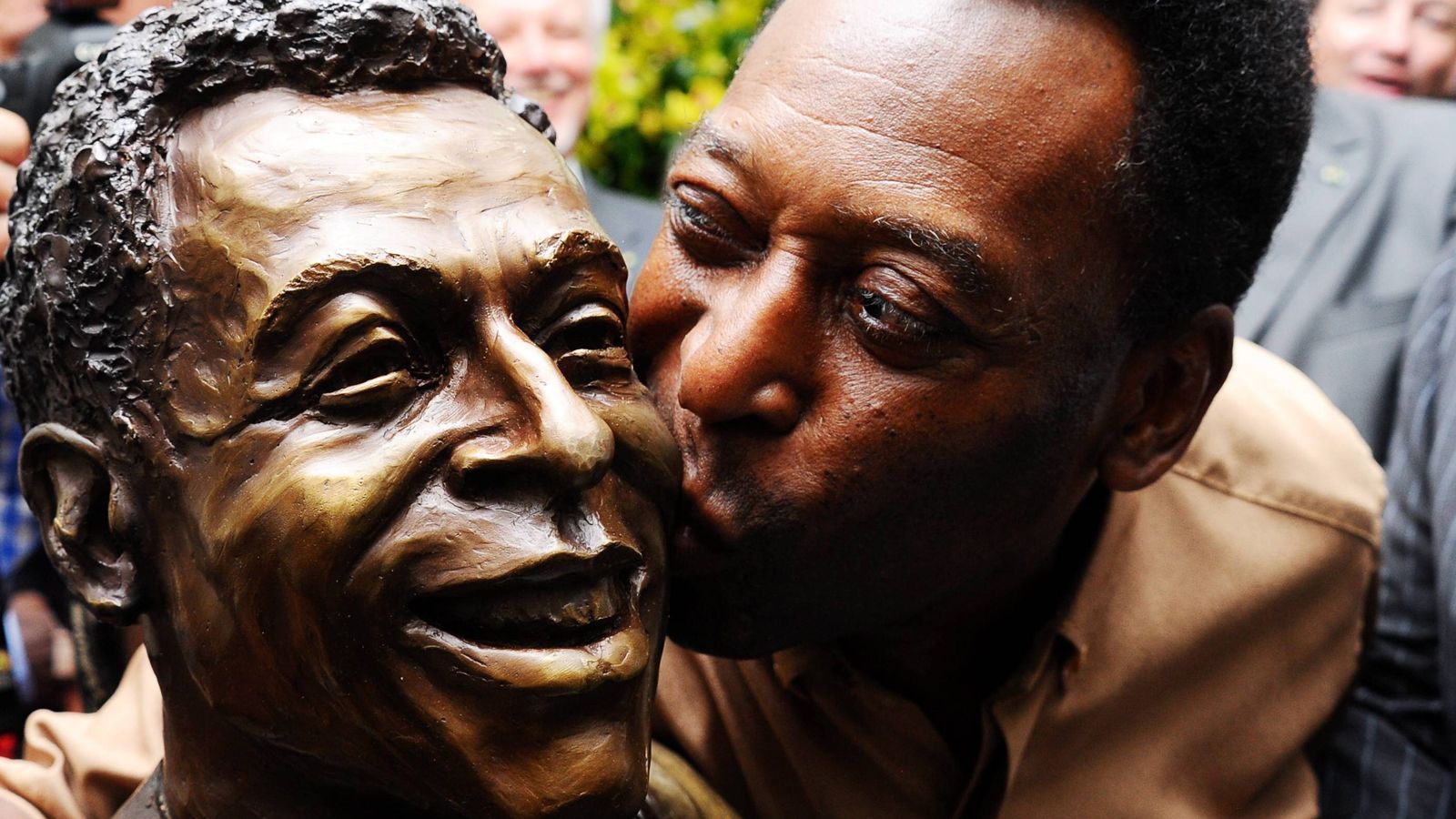 <strong>Pele</strong><br>
                Über gleich mehrere Ebenbilder darf sich der vielleicht beste Spieler des 20. Jahrhunderts freuen. Neben einer Statue in seiner Heimatstadt&nbsp;Tres Coracoes gibt es weitere Pele-Skulpturen in ganz Brasilien. Zudem sind auch Straßen nach ihm benannt. Pele wurde mit der Selecao drei Mal Weltmeister und mit dem FC Santos sechs Mal brasilianischer Champion.
