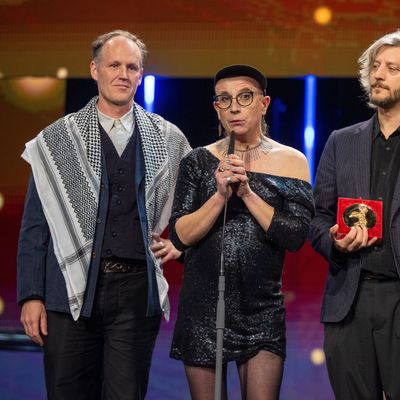 Ben Russell (l) und Servan Decle (r) tragen Palästinensertücher bei der Abschlussgala im Berlinale Palast auf der Bühne.