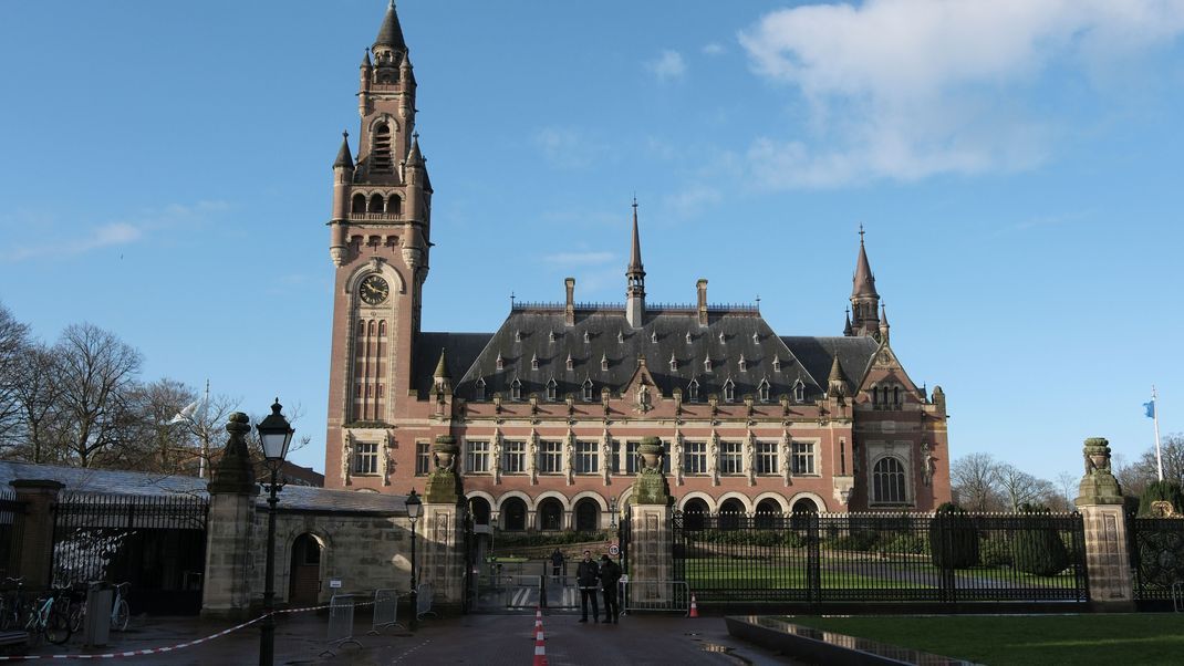 Niederlande, Den Haag: Ein Blick auf den Friedenspalast, in dem der Internationale Gerichtshof untergebracht ist. 