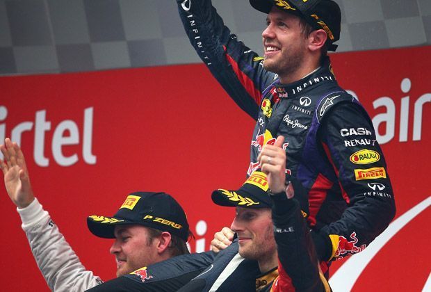
                <strong>Auf Schultern getragen</strong><br>
                Auf dem Podest lässt sich Sebastian Vettel von Nico Rosberg (Platz 2) und Romain Grosjean (Platz 3) feiern - Ehre wem Ehre gebührt
              