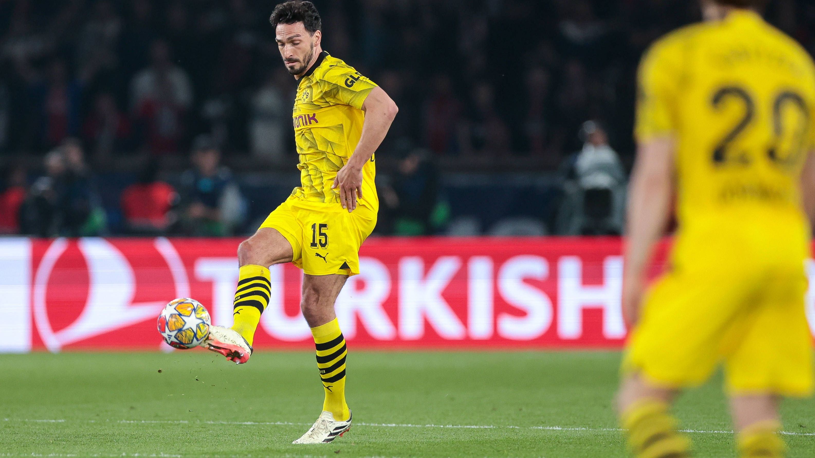 <strong>Mats Hummels (Borussia Dortmund)</strong><br>Erneut eine starke Vorstellung des Abwehrchefs, der sein glänzendes Stellungsspiel, seine Übersicht und seine Kopfballstärker immer wieder gut einsetzt. Wichtige Grätsche in letzter Sekunde gegen den einschussbereiten Mbappe (34.). Steht in der 50. Minute nach Brandts Ecke goldrichtig und köpft zum 1:0 ein. Glück, dass er Dembele Zentimeter vor dem Strafraum foult, als er einmal zu spät kommt. Trifft sogar nochmal nach einer Ecke, steht aber klar im Abseits (77.). <strong><em>ran</em></strong>-Note: 1