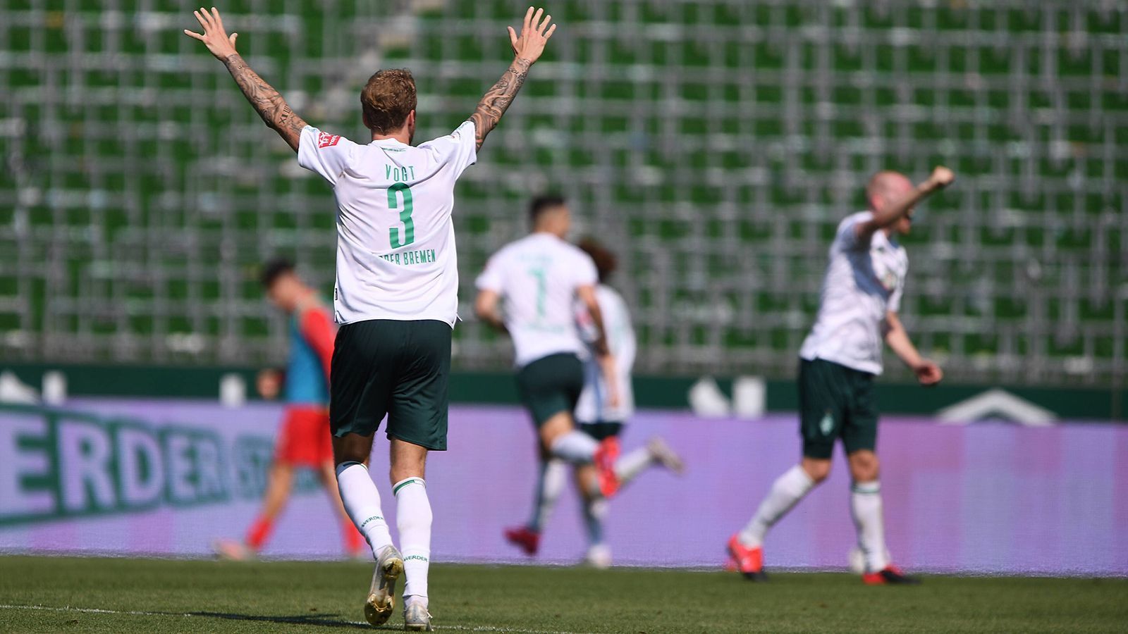 
                <strong>Abpfiff in Bremen: Werder darf in die Relegation</strong><br>
                Am Ende viel deutlicher als gedacht. Werder Bremen gewinnt mit 6:1 gegen Köln, die Fortuna verliert mit 0:3 bei Union. Werder wird in der Relegation um den Klassenerhalt spielen, die Düsseldorfer steigen in die 2. Bundesliga ab.
              