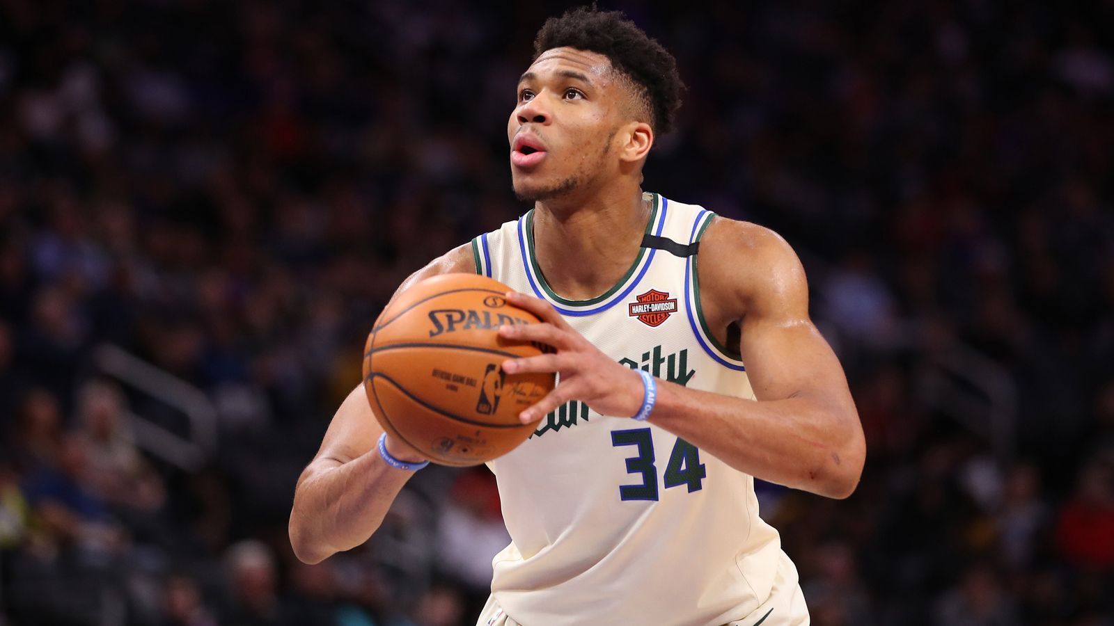 
                <strong>Giannis Antetokounmpo</strong><br>
                NBA-MVP Giannis Antetokounmpo wird seinen Kanal jetzt erst zusammen mit seinen Brüdern Alex, Kostas und Tanasis unter dem Namen "AntetokounBros TV" starten. Da die Brüder alle professionell Basketball spielen, kann man davon ausgehen, dass vor allem NBA 2K gespielt wird. 
              