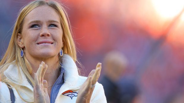 
                <strong>Holly Holm (Denver Broncos)</strong><br>
                Am Sonntag, den 7. Februar (ab 20:15 Uhr auf ProSieben MAXX und ab 23:15 Uhr live in SAT.1 und im Livestream auf ran.de) steigt der Jubiläums-Super-Bowl zwischen den Denver Broncos und den Carolina Panthers. Die 50. Ausgabe des Finales der NFL zieht auch etliche Promifans an. UFC-Kämpferin Holly Holm beispielsweise ist ein Riesen-Fan der Broncos und deren Quarterback Peyton Manning: "Er hat wirklich viel in seiner gesamten Karriere erreicht", sagte die Weltmeisterin im Bantamgewicht zu "DenverBroncos.com".
              