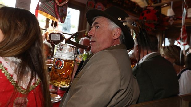 
                <strong>Carlo Ancelotti im Festzelt</strong><br>
                Dem Italiener steht die bayerische Festtagstracht richtig gut und Ancelotti scheint sich darin auch wohl zu fühlen.
              