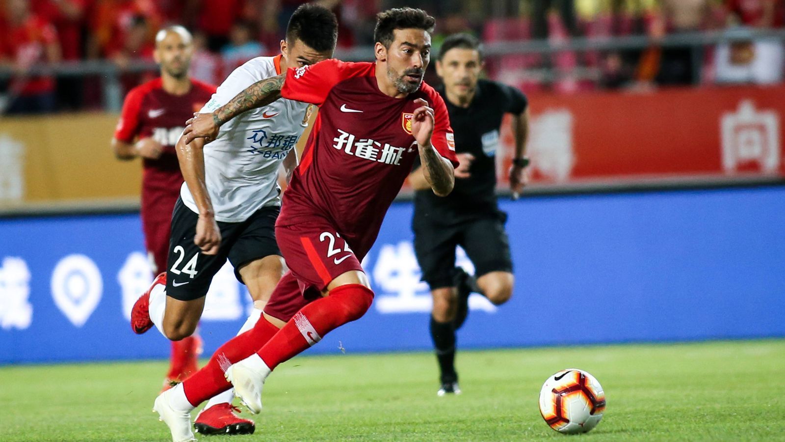 
                <strong>Ezequiel Lavezzi (Hebei Zhongji)</strong><br>
                Bei Paris St. Germain oder dem SSC Neapel war der frühere argentinische Star Ezequiel Lavezzi dem großen Fußball auch schon mal näher als aktuell in China bei Hebei Zhongji. In der laufenden Saison kam der 34-Jährige erst zu drei Einsätzen und insgesamt auch erst zu 67 Spielen - obwohl der Flügelstürmer schon seit Februar 2016 in China unter Vertrag steht. Zumindest die Bilanz des Vize-Weltmeisters von 2014 kann sich aber absolut sehen lassen: 33 Tore und 31 Vorlagen bei 67 Einsätzen sind eigentlich ein ziemlicher Topwert.
              