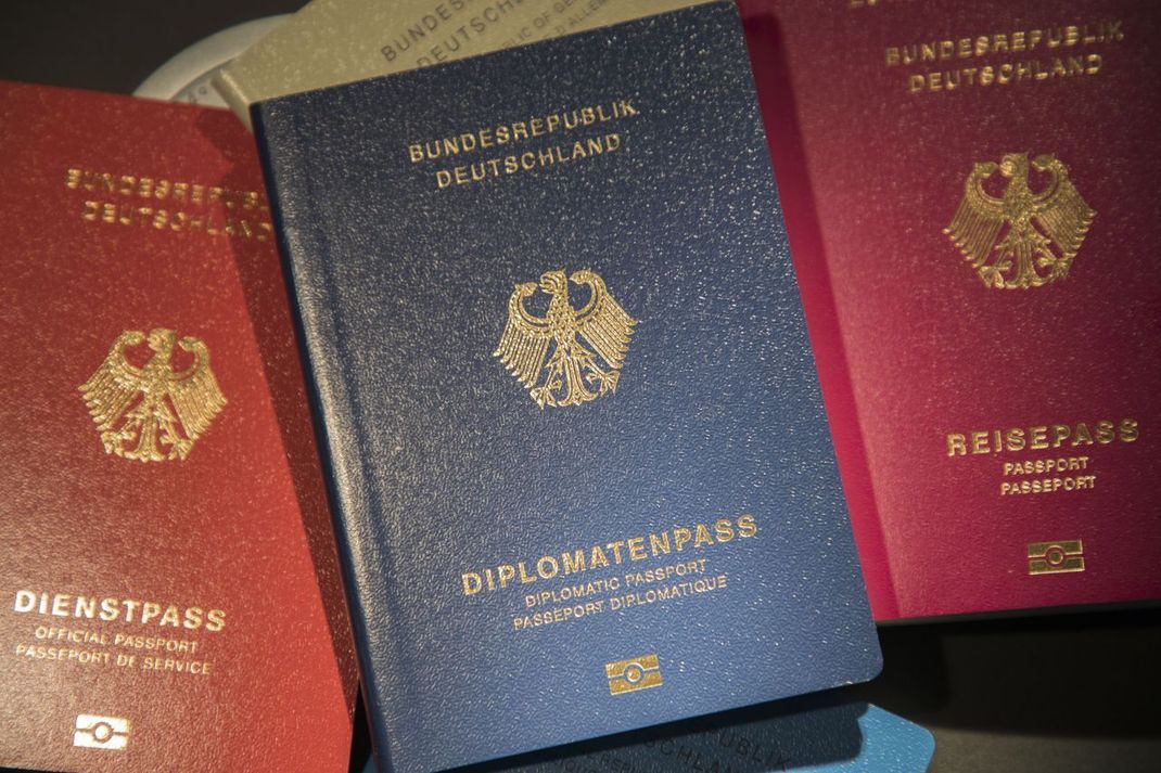 Der Diplomatenpass steht neben Diplomat:innen auch Ehepartner:innen und Kindern zur Wahl.