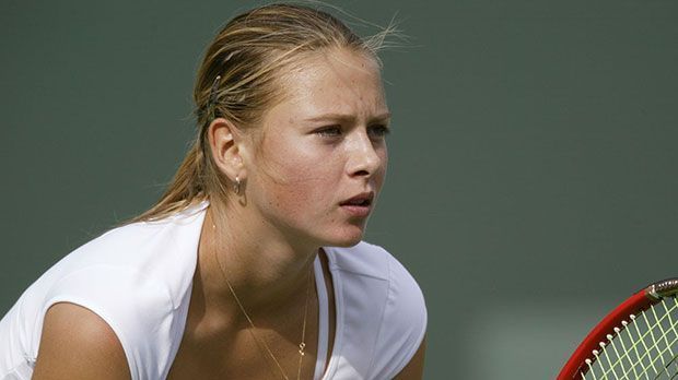 
                <strong>2002: Das Debüt</strong><br>
                2002 hatte Maria Scharapowa ihren ersten großen Auftritt auf der Tennisbühne. Im März debütierte sie auf der WTA-Tour in Indian Wells (USA). Dort war für das Tennistalent aber bereits in der zweiten Runde Schluss
              