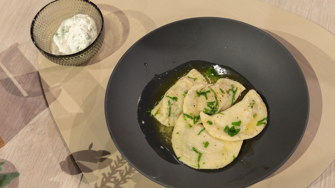 Piroggen mit Kartoffel-Sauerkraut-Füllung, Schmand-Dip mit Kümmel und Zitronengras.