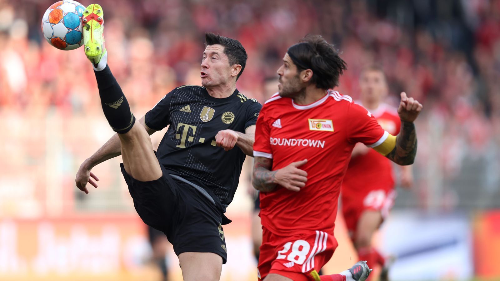 
                <strong>Robert Lewandowski</strong><br>
                Tut sich gegen die kompakt stehende Defensive der Unioner anfangs schwer. Der Elfmeter kommt dann aber wie gerufen für den Polen der zunächst souverän verwandelt und kurz darauf einen stramm geschossenen Freistoß zum 2:0 verwandelt. Die große Show in der Bayern-Offensive gehört an diesem Nachmittag zwar anderen, Lewandowski legt mit seinen Treffern jedoch den Grundstein für den wichtigen Auswärtssieg. ran-Note: 2
              