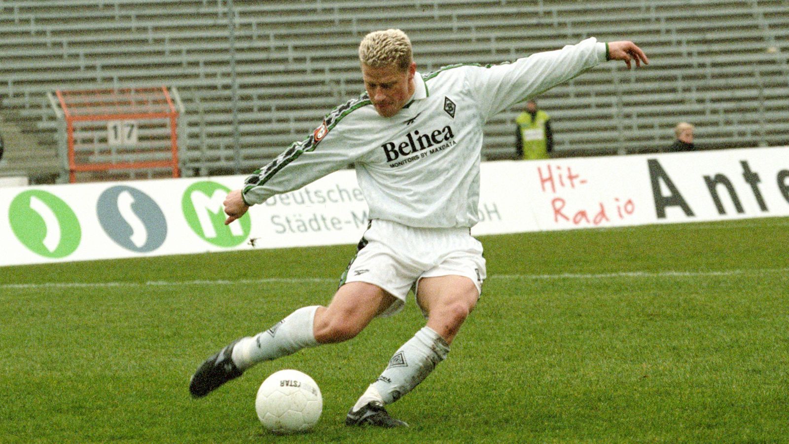 
                <strong>Abwehr: Max Eberl</strong><br>
                Der heutige Sportdirektor von Borussia Mönchengladbach stand auch den Großteil seiner aktiven Karriere für die Elf vom Niederrhein auf dem Platz. Zudem war Eberl auch beim FC Bayern, in Bochum und Fürth unter Vertrag. Für die deutsche U21 absolvierte der 47-Jährige zwölf Spiele. 
              