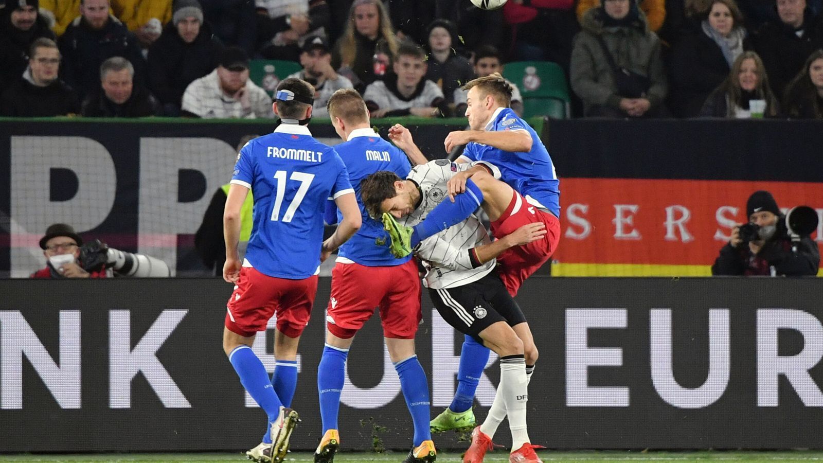 
                <strong>Bei klarem DFB-Sieg: Brutalo-Tritt gegen Goretzka</strong><br>
                Deutschlands souveräner Sieg in der WM-Quali gegen Liechtenstein wird von einem brutalen Tritt gegen Leon Goretzka überschattet. Der DFB-Star übersteht die Brutalo-Aktion aber glücklicherweise ohne schlimmere Folgen.
              