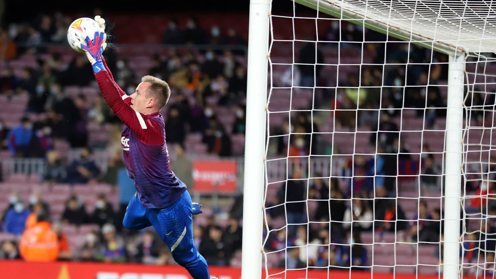 
                <strong>Weiße Westen</strong><br>
                Trapp: In 36 Spielen in dieser Saison behielt der Frankfurter immerhin sechs Mal die "Weiße Weste", blieb also ohne Gegentor.Ter Stegen: Der Keeper des Katalanen musste sogar in 13 von 39 gespielten Partien nicht hinter sich greifen.
              