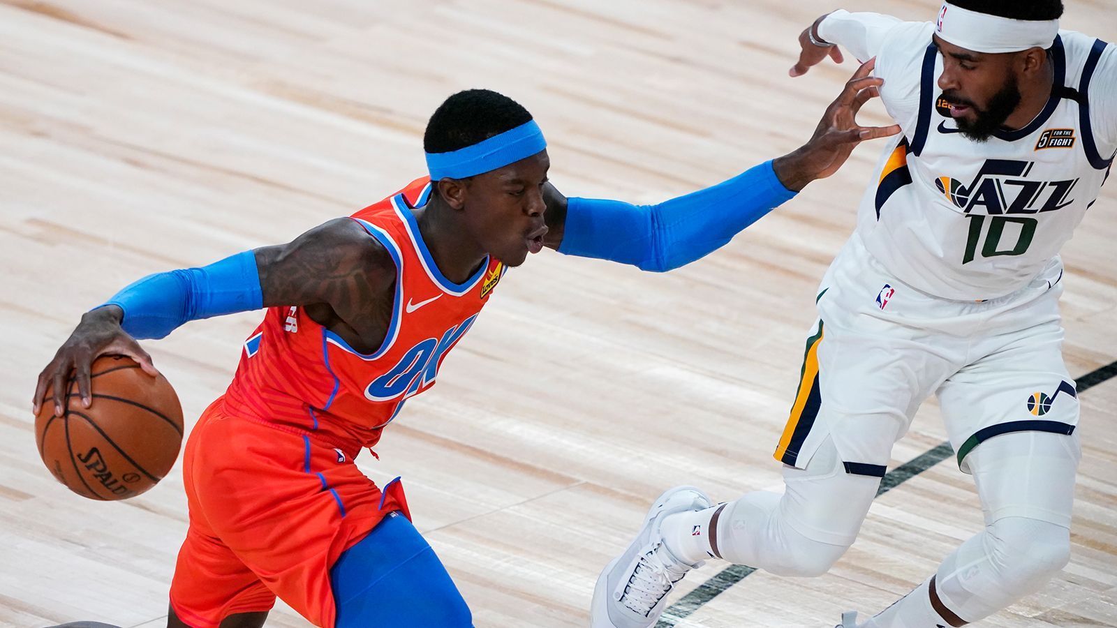 
                <strong>Dennis Schröder (Oklahoma City Thunder)</strong><br>
                Der Star der deutschen Nationalmannschaft braucht beim 108:88-Sieg gegen die Utah Jazz ein bisschen, aber packt am Ende doch noch ein paar schöne Layups aus. 5 von 8 aus dem Feld und 13 Punkte in 21 Minuten Spielzeit sind nicht herausragend aber okay - für den Anfang. Fünf Turnover dagegen sind für diese Spielzeit aber dann doch etwas viel. Vielleicht ist der Point Guard mit dem Kopf auch schon woanders. Seine Frau erwartet er in wenigen Tagen das zweite Kind des Paars. Dafür darf Schröder die Bubble verlassen, muss danach aber für ein paar Tage in Quarantäne. Ein paar Spiele wird der 26-Jährige also sicher verpassen. Zu den Playoffs dürfte er aber wieder mit dabei sein.
              