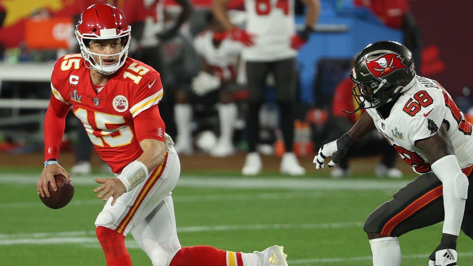 
                <strong>Mahomes so viel unterwegs wie keiner</strong><br>
                Bevor Patrick Mahomes im Super Bowl seine Pässe warf, beziehungsweise von der Defense der Bucs gesackt wurde, lief er insgesamt 497 Yards. Kein anderer Spielmacher war in dieser Saison in einem Spiel mehr auf dem Feld unterwegs, um der gegnerischen Defense zu entkommen. Den bisherigen Rekord in der Saison 2020 hielt der 25-Jährige übrigens selbst, in Woche zwei gegen die Raiders verzeichnete er 495 Yards.
              
