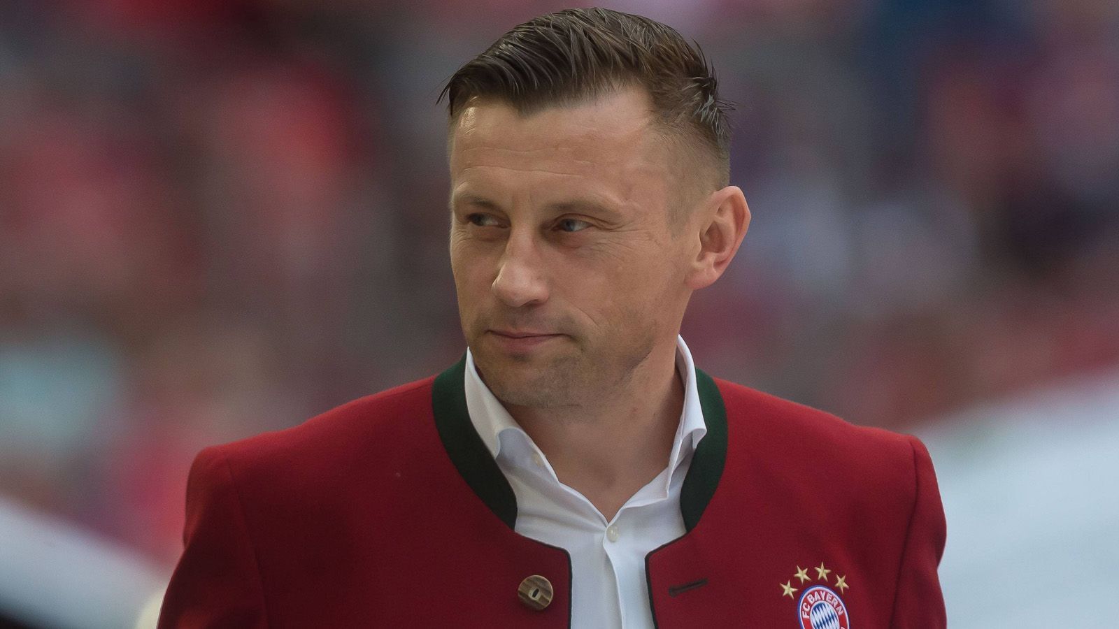 
                <strong>Ivica Olic</strong><br>
                Ivica Olic reihte sich Ende 2017 in die Reihe der ehemaligen FCB-Profis, die nun als Markenbotschafter für ihren Ex-Verein tätig sind, ein. Der Kroate ging von 2009 bis 2012 für den FC Bayern München auf Torejagd.
              