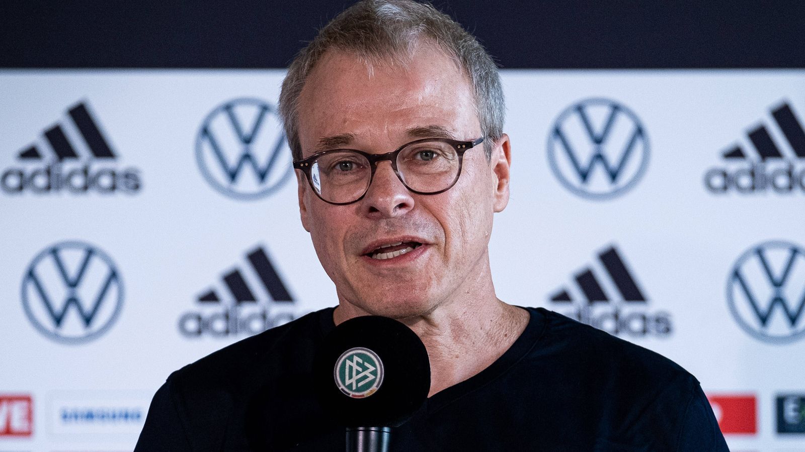 
                <strong>Peter Peters (DFB-Co-Interims-Präsident)</strong><br>
                "Mit Gerd Müller geht ein großes Stück deutsche Fußballgeschichte. Wir sind betroffen und tieftraurig. Unser Mitgefühl gehört seinen Angehörigen, hinter denen schwere Zeiten liegen und denen wir in dieser Situation viel Kraft wünschen. Zugleich blicken wir voller Hochachtung und Dankbarkeit auf das Lebenswerk von Gerd Müller."
              