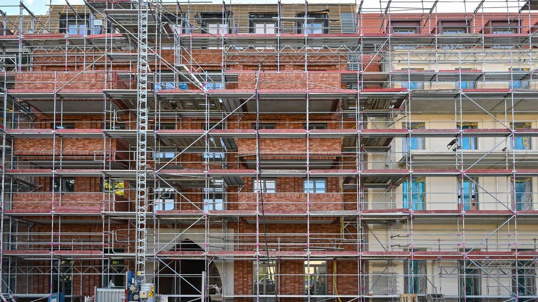 Der Immobilienmarkt in Deutschland scheint sich langsam zu entspannen. Gründe hierfür sind unter anderem die gesunkenen Kaufpreise, niedrigere Kreditzinsen und gestiegene Löhne.