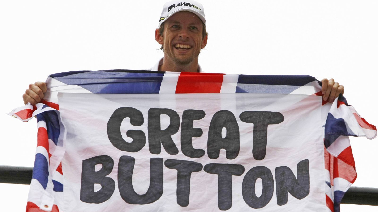
                <strong>Jenson Button</strong><br>
                Mit Jenson Button mischt 2021 ein ehemaliger Formel-1-Weltmeister mit. Von 2000 bis 2016 war Button fester Bestandteil der Königsklasse. 2009 gewann der Engländer für das kleine Brawn-Team fast sensationell den WM-Titel. Insgesamt siegte er bei 15 seiner 306 Starts in der Königsklasse, ehe er anschließend neue Herausforderungen suchte.
              