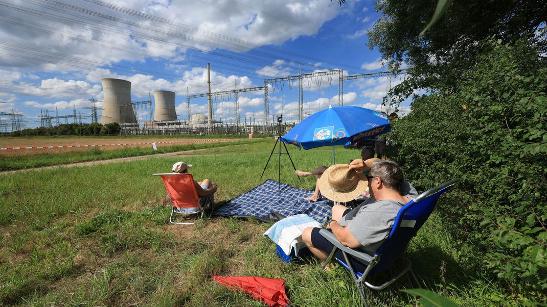 Das Kernkraftwerk Grafenrheinfeld war von 1982 bis 2015 in Betrieb. Die Anlage durfte nach der Atomkatastrophe im japanischen Fukushima im Jahr 2011 zwar wieder hochfahren, am 27. Juni 2015 war dann aber endgültig Schluss. Seit 2018 wird das Kraftwerk zurückgebaut.